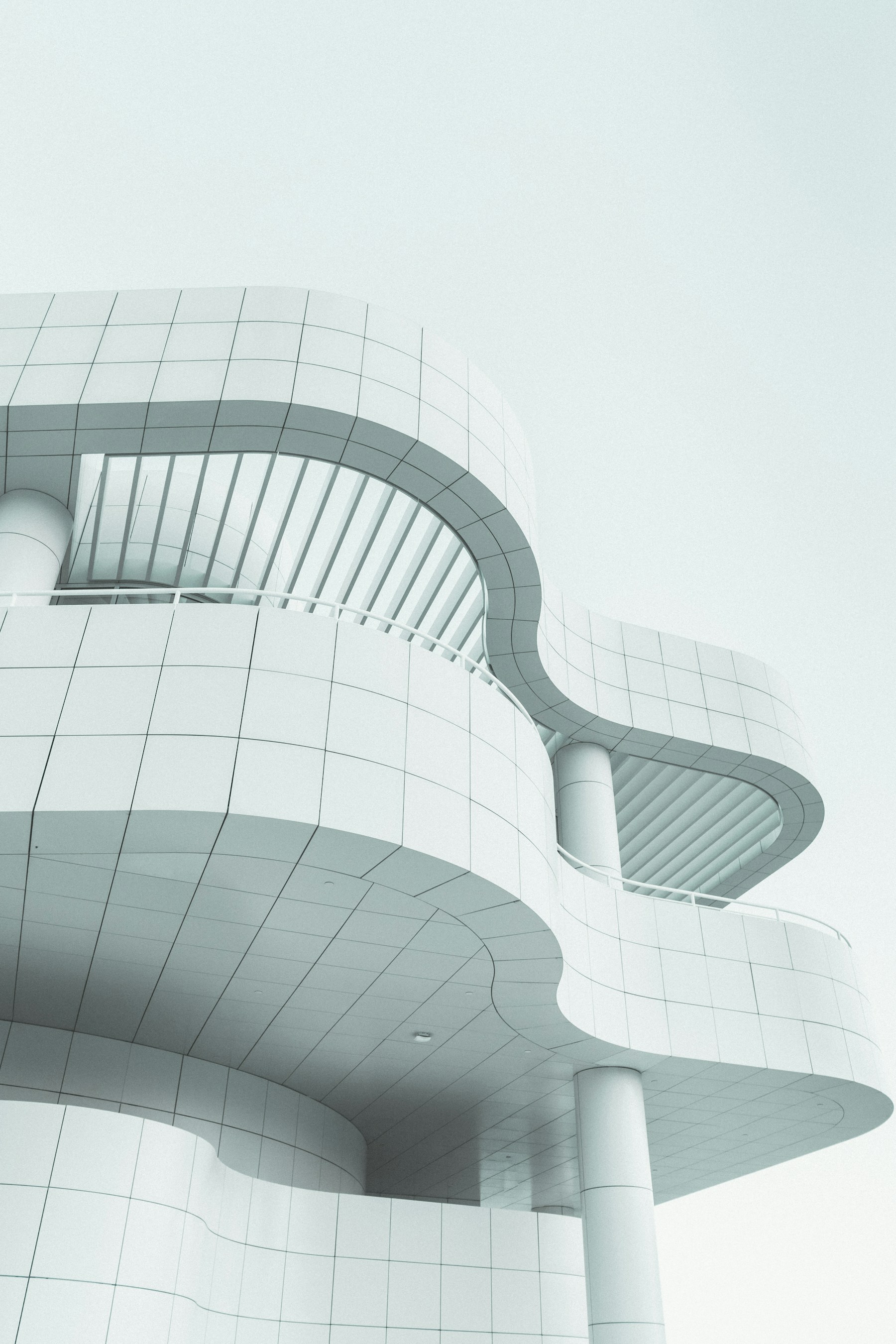 Edificação de arquitetura contemporânea com formas expressivas